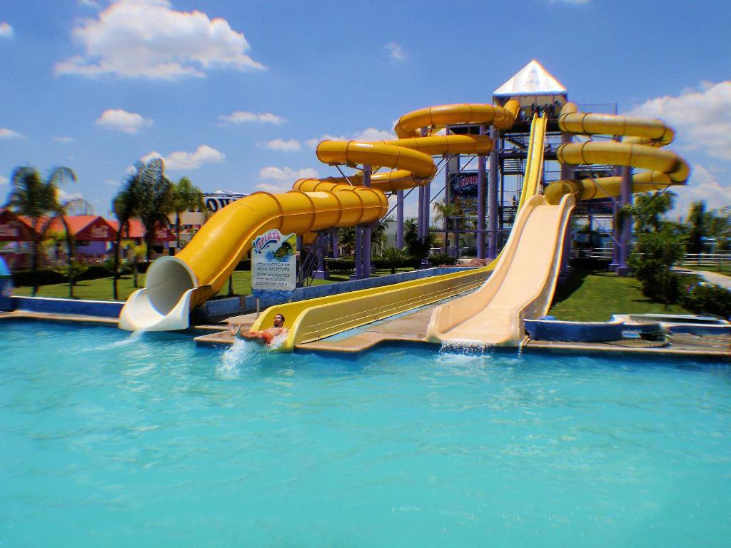 Bazén v ubytování Hotel Splash Inn nebo v jeho okolí