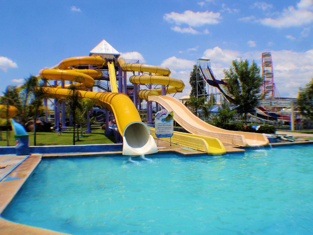 Bazén v ubytování Hotel Splash Inn nebo v jeho okolí