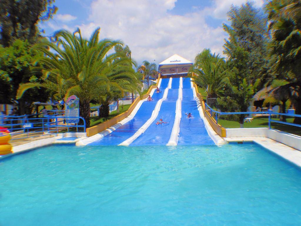 Bazén v ubytování Hotel Splash Inn nebo v jeho okolí