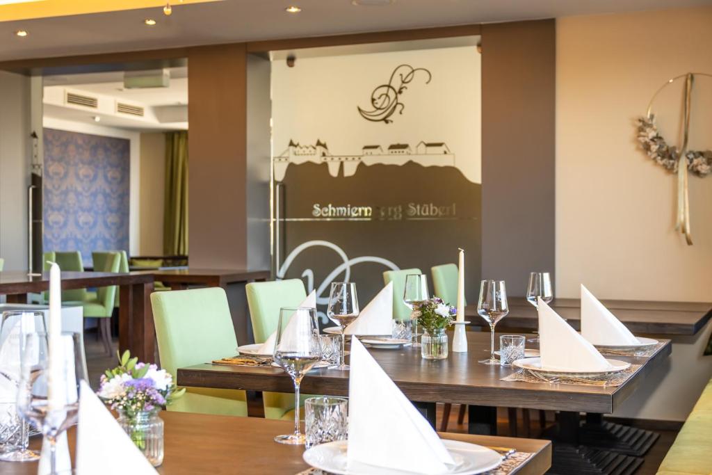 Reštaurácia alebo iné gastronomické zariadenie v ubytovaní Landhotel GUT MOSER