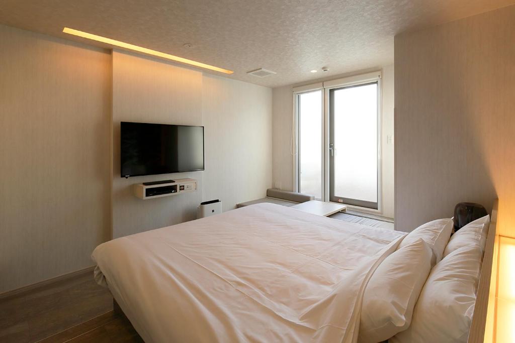 Postel nebo postele na pokoji v ubytování KNOWS HOTEL