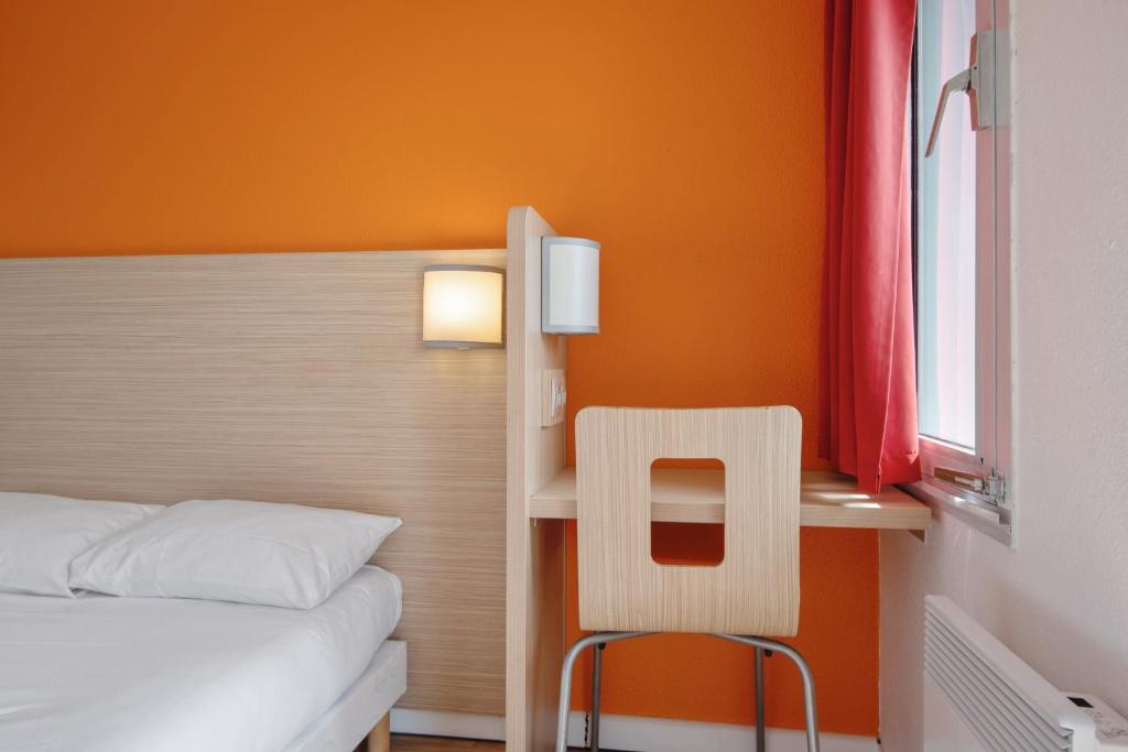 Postel nebo postele na pokoji v ubytování Premiere Classe Lyon Est - Bron Eurexpo