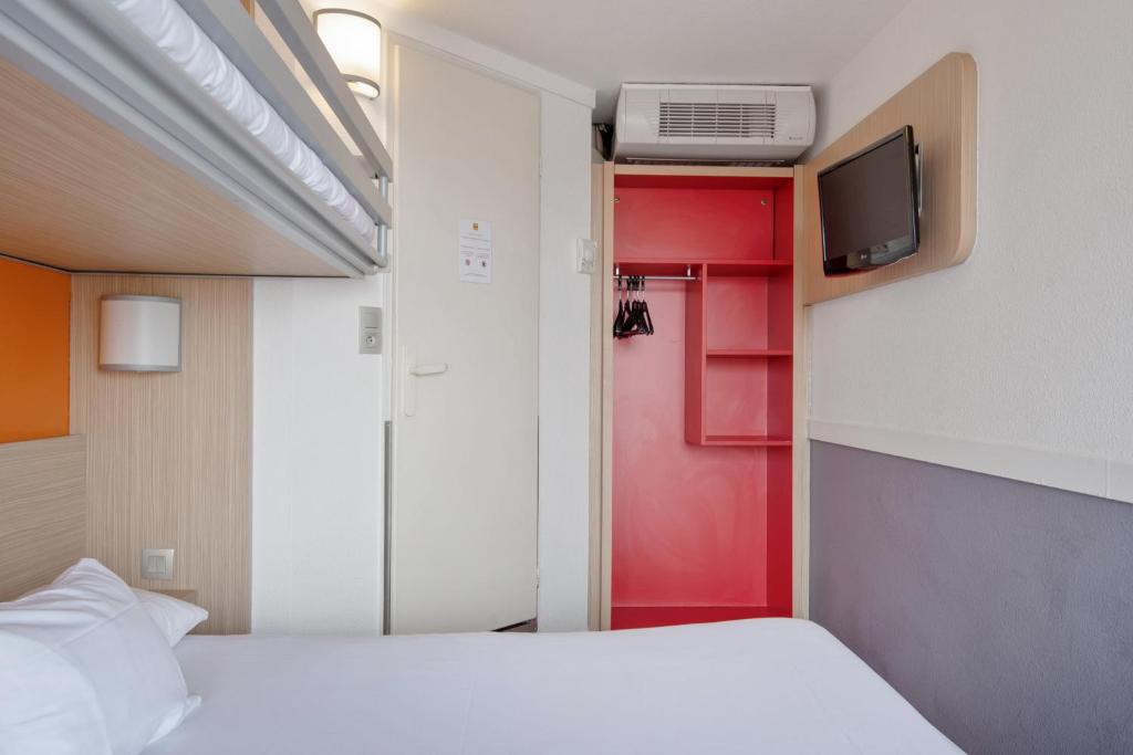 Postel nebo postele na pokoji v ubytování Premiere Classe Lyon Est - Bron Eurexpo