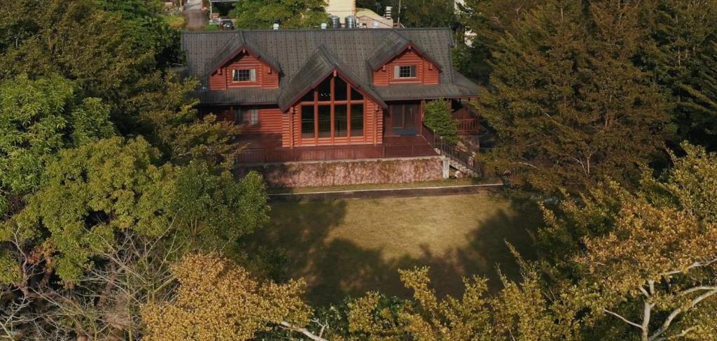 苗栗市的住宿－Wooden 北美莊園，树木中房屋的空中景观