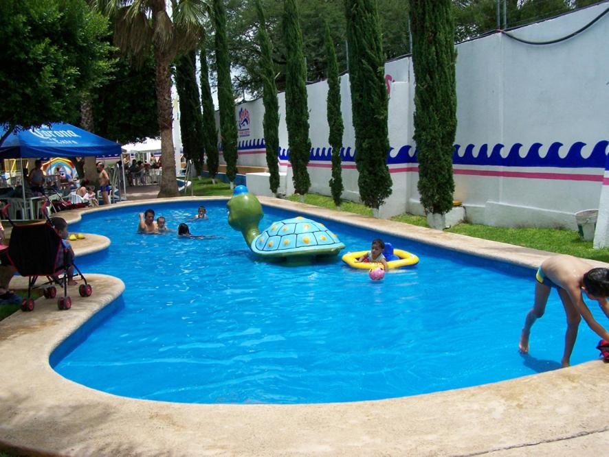 Bazén v ubytování Hotel Splash Inn nebo v jeho okolí