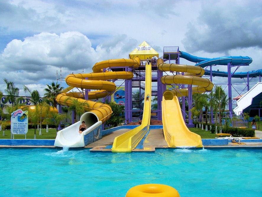 Bazén v ubytování Hotel Splash Inn nebo v jeho okolí