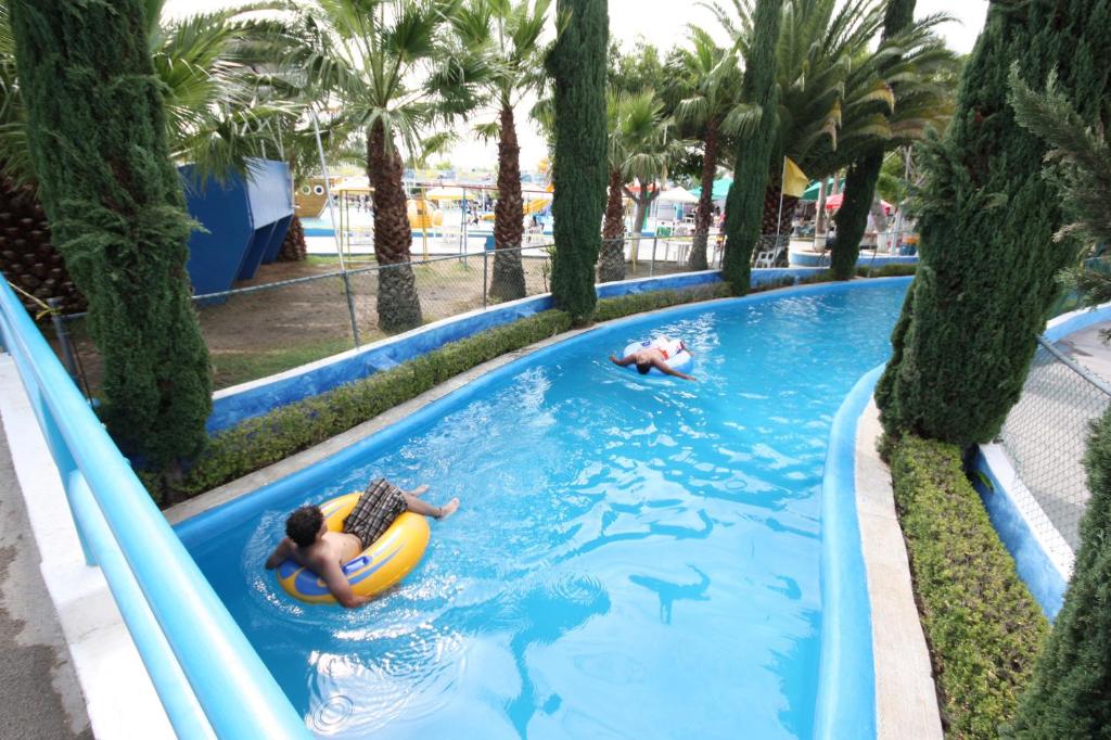 Bazén v ubytování Hotel Splash Inn nebo v jeho okolí