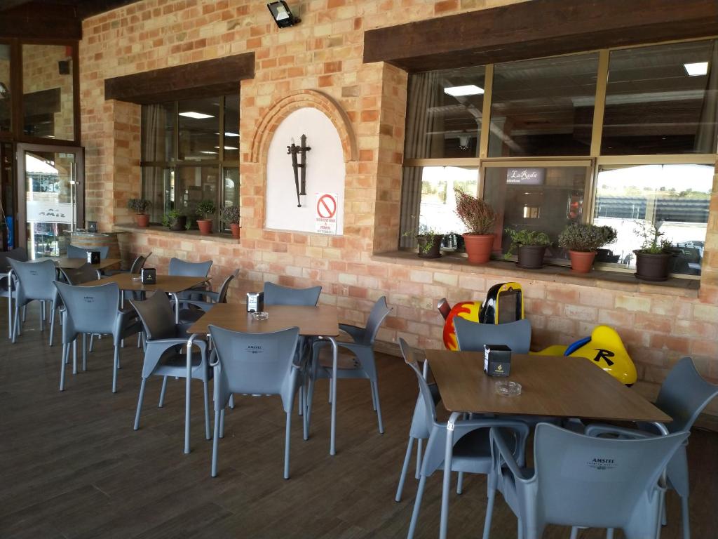 Reštaurácia alebo iné gastronomické zariadenie v ubytovaní Hotel-Restaurante La Sima