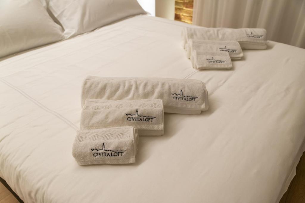 Postel nebo postele na pokoji v ubytování Civitaloft Luxury Rooms