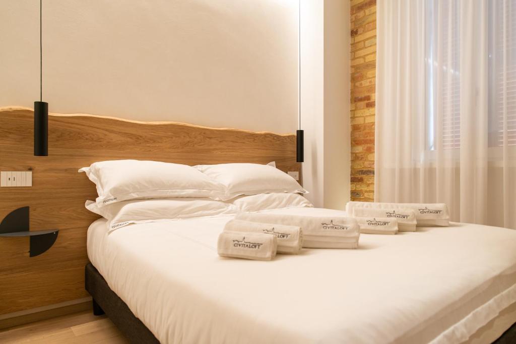 Postel nebo postele na pokoji v ubytování Civitaloft Luxury Rooms