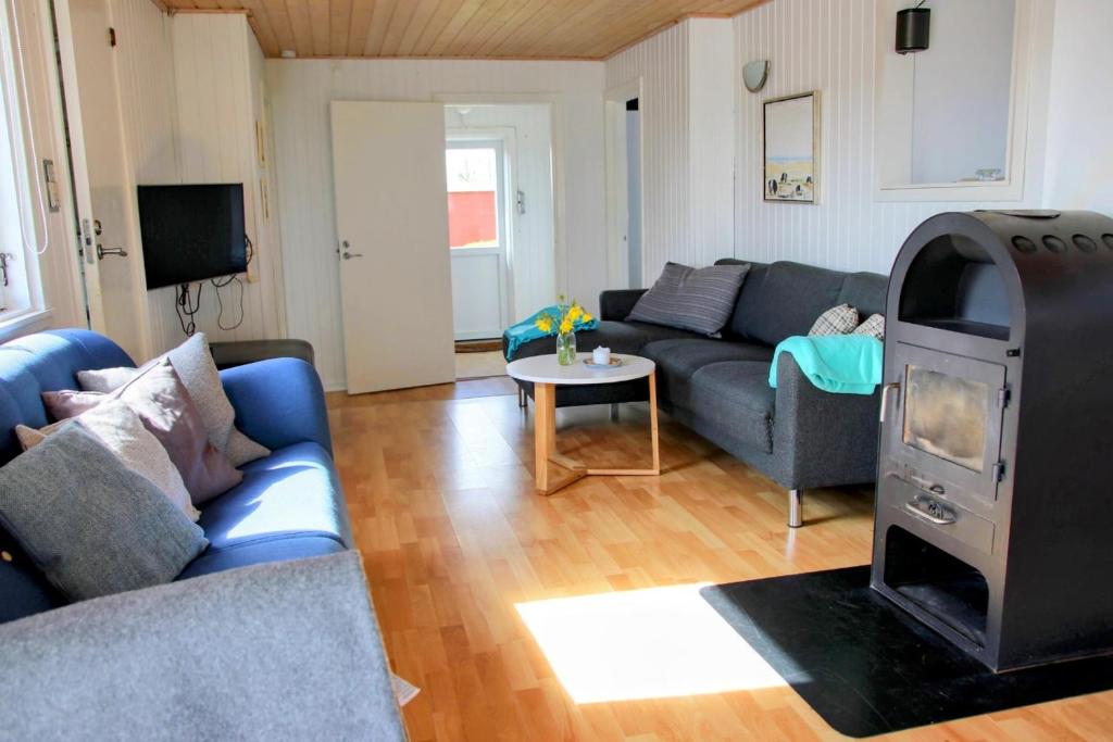 Area soggiorno di The Little Red Cabin Near Blåvand!