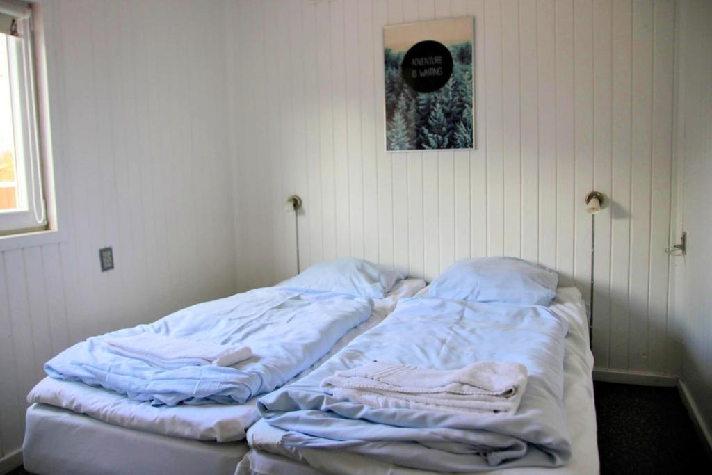 Letto o letti in una camera di The Little Red Cabin Near Blåvand!