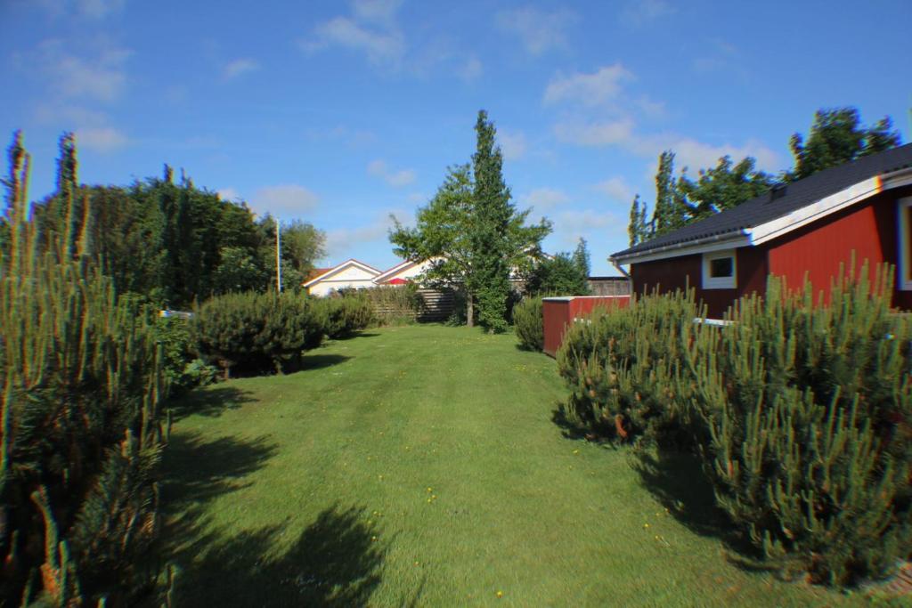 Giardino di The Little Red Cabin Near Blåvand!
