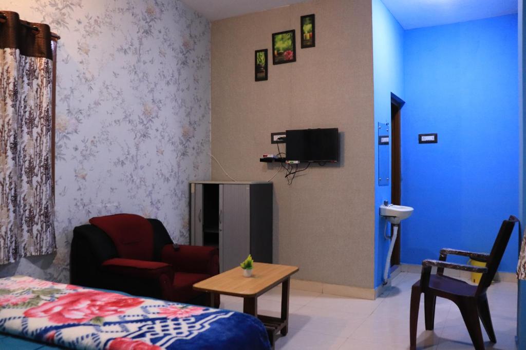 TV a/nebo společenská místnost v ubytování Kodai Pinetree Residency