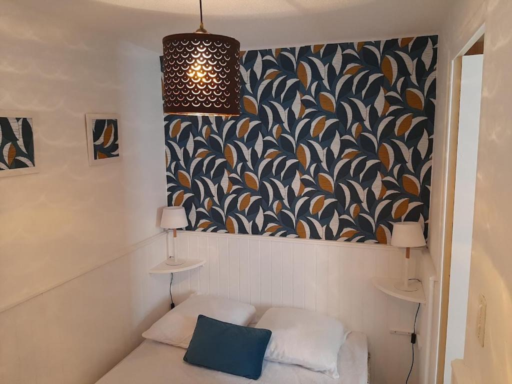 um quarto com um sofá e uma pintura na parede em location appartement 100 m de la plage em Pénestin