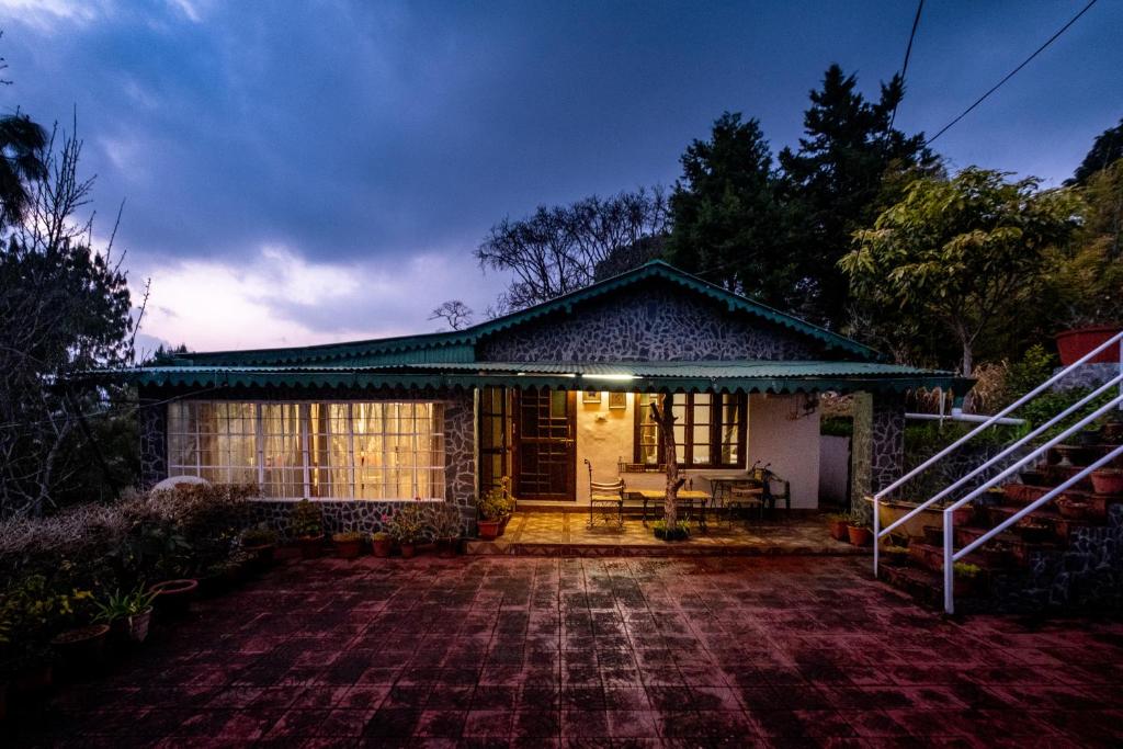 View-Topia Cottage, 2bhk w the view of Bhimtal Lake by Roamhome - Two-Bedroom House