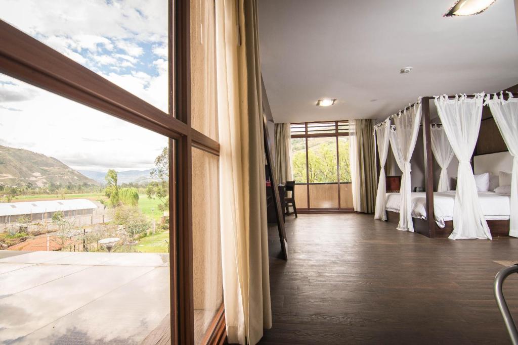 Nespecifikovaný výhled na hory nebo výhled na hory při pohledu z hotelu