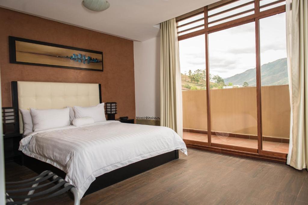 Postel nebo postele na pokoji v ubytování Arhaná Hosteria & Resort