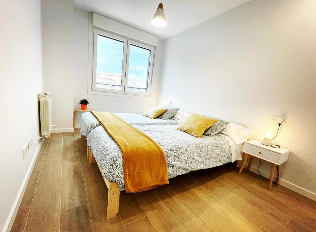 A bed or beds in a room at Gran Bilbao XI with parking by Aston Rentals