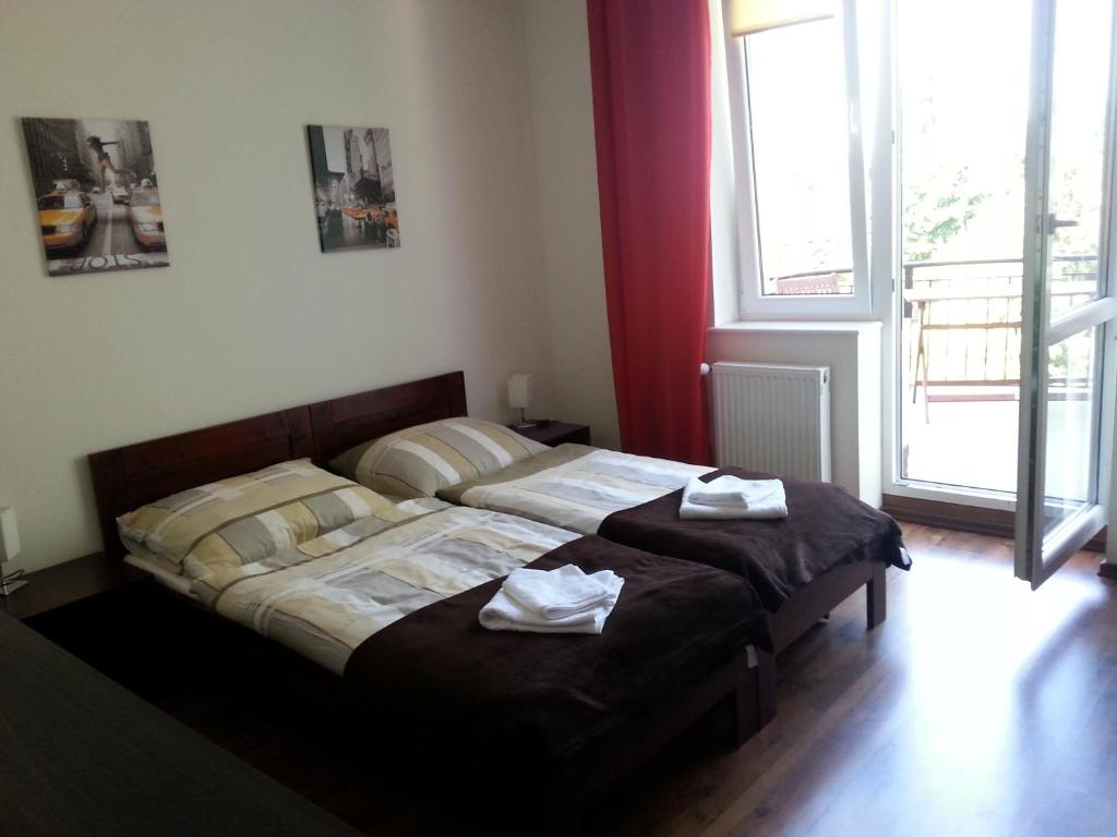sypialnia z 2 łóżkami i ręcznikami w obiekcie Pokoje w Apartamencie Danuta w mieście Gdynia