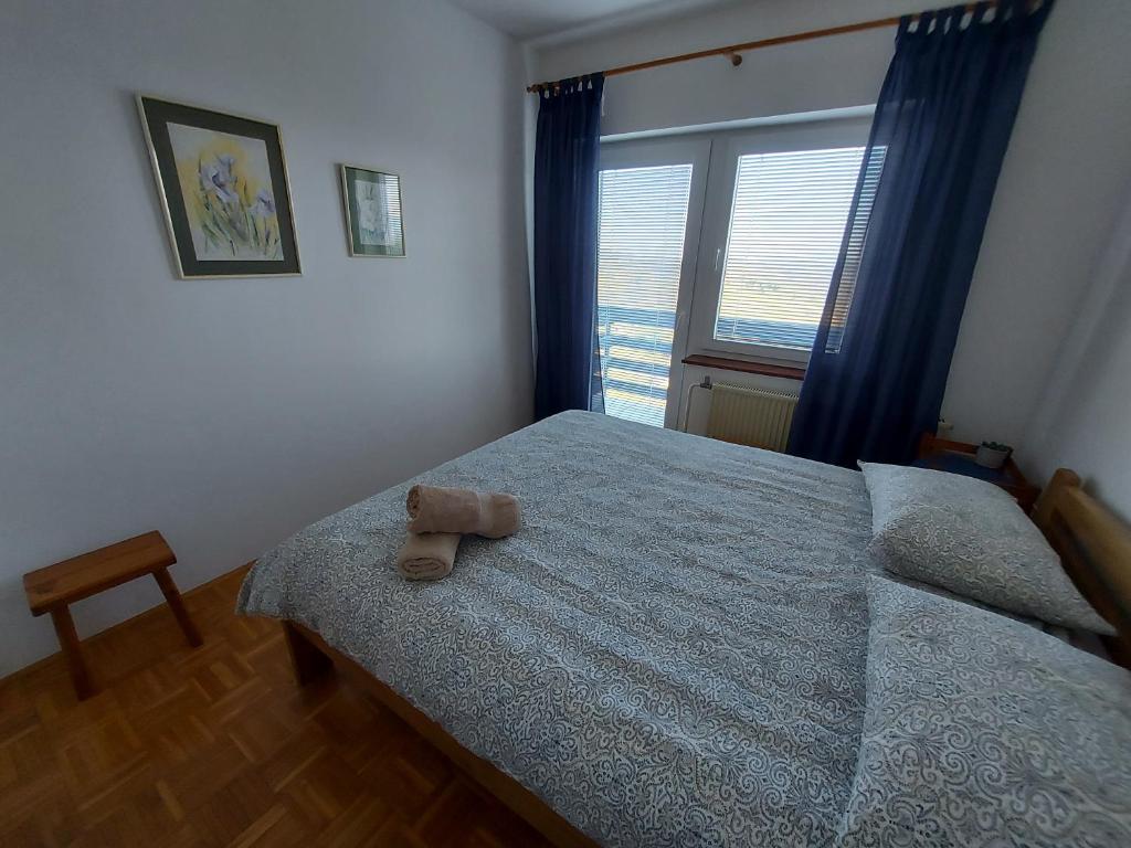 Un dormitorio con una cama con un osito de peluche. en Masnec Tourist Farm, en Miljana