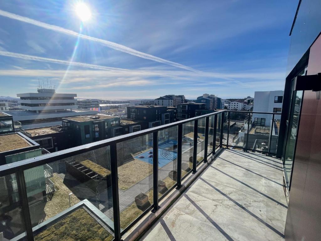 - une vue depuis le balcon d'un bâtiment dans l'établissement Efstaleiti 21, à Reykjavik