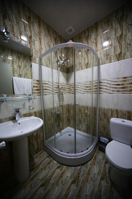 Koupelna v ubytování Discovery Hotel