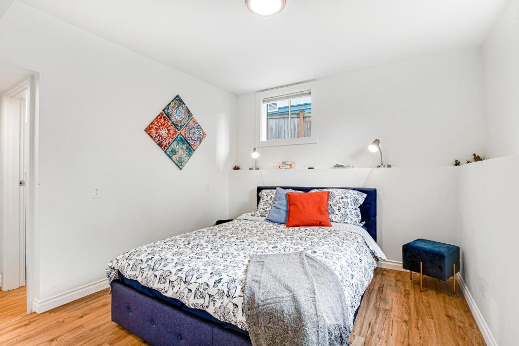 um quarto com uma cama com uma estrutura de cama azul em Ballard Bliss Studio em Seattle