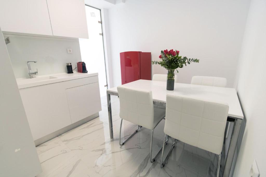 A kitchen or kitchenette at Aria apts 100 m from the beach by PosarelliVillas