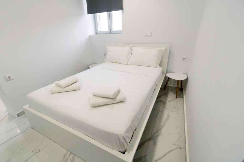 A bed or beds in a room at Aria apts 100 m from the beach by PosarelliVillas