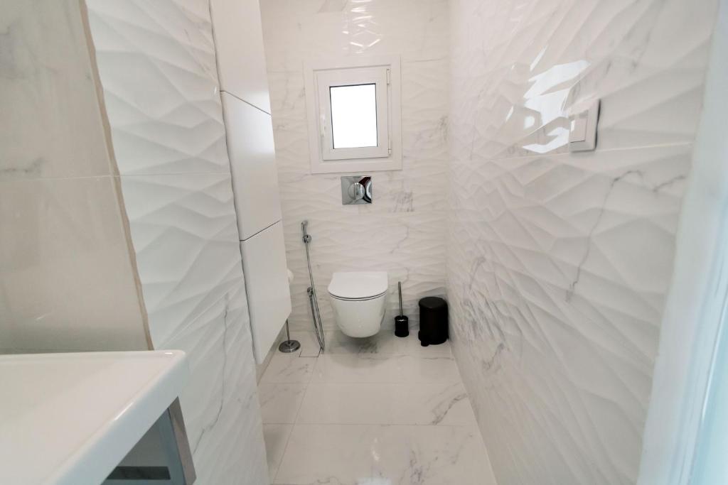 A bathroom at Aria apts 100 m from the beach by PosarelliVillas