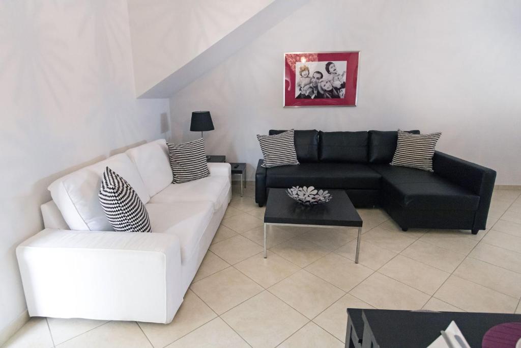 A seating area at Aria apts 100 m from the beach by PosarelliVillas