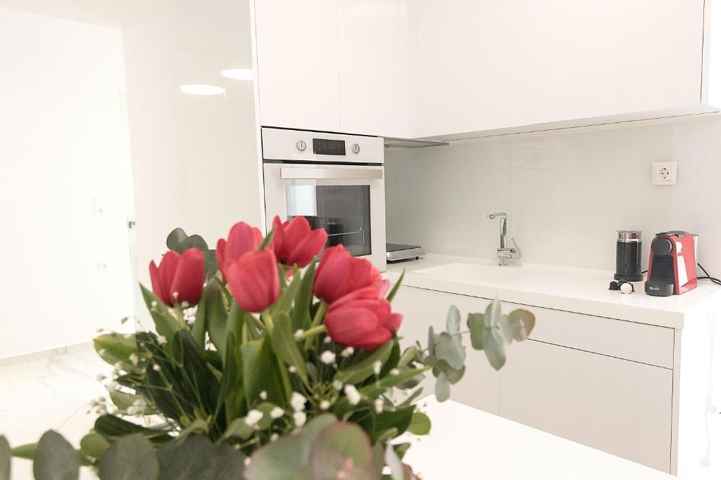 A kitchen or kitchenette at Aria apts 100 m from the beach by PosarelliVillas