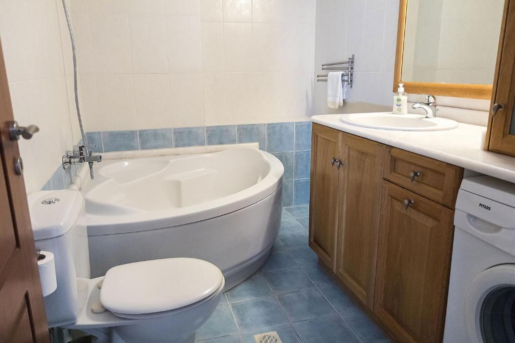 A bathroom at Aria apts 100 m from the beach by PosarelliVillas