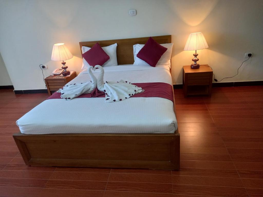 una camera da letto con due cigni seduti su un letto di bruhway hotel ad Addis Abeba