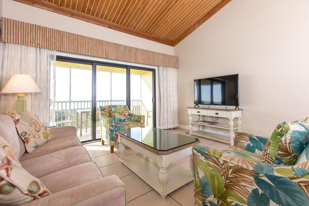 Sala de estar con 2 sofás y TV en SOUTH SEAS GULF BEACH VILLA 2026, en Captiva