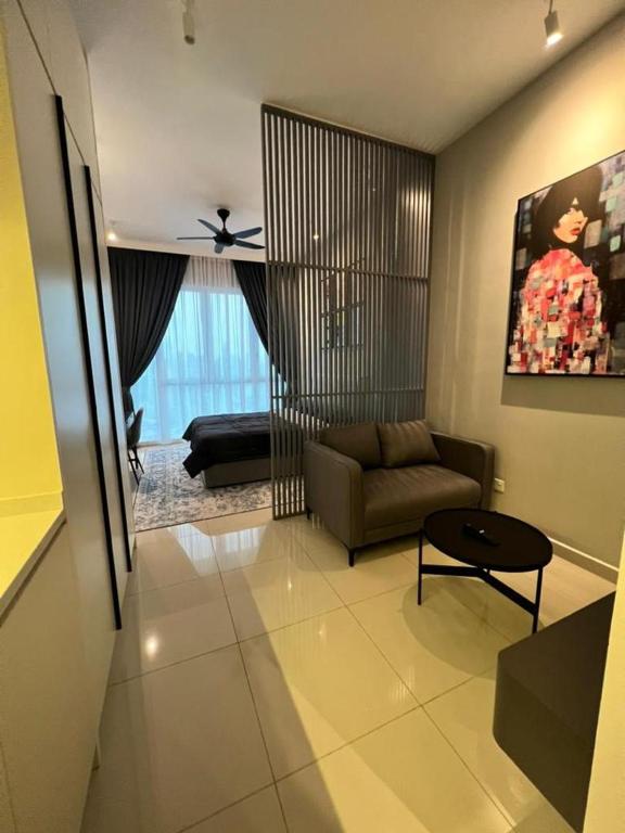 ein Wohnzimmer mit einem Sofa und einem Tisch in der Unterkunft Rica residence in Kuala Lumpur