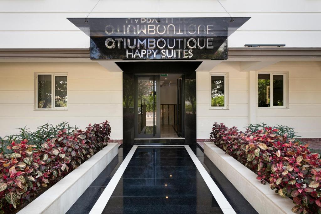 einen Haupteingang zu einem Gebäude mit Blumen in der Unterkunft Marvida Happy Suites in Antalya