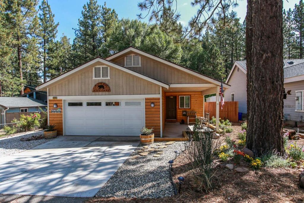 een huis met een garage en een boom bij Kitkats Hideaway-1874 by Big Bear Vacations in Big Bear Lake