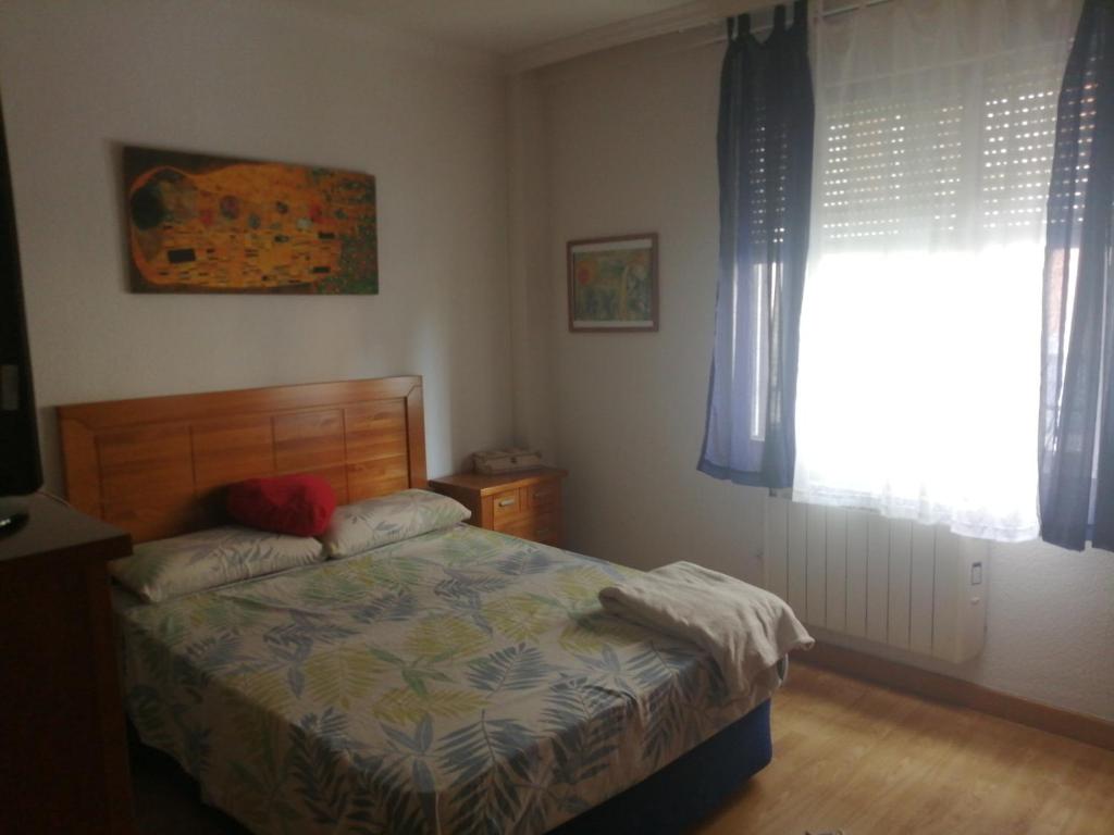 a bedroom with a bed and a window at Luminoso, tranquilo in Aranjuez