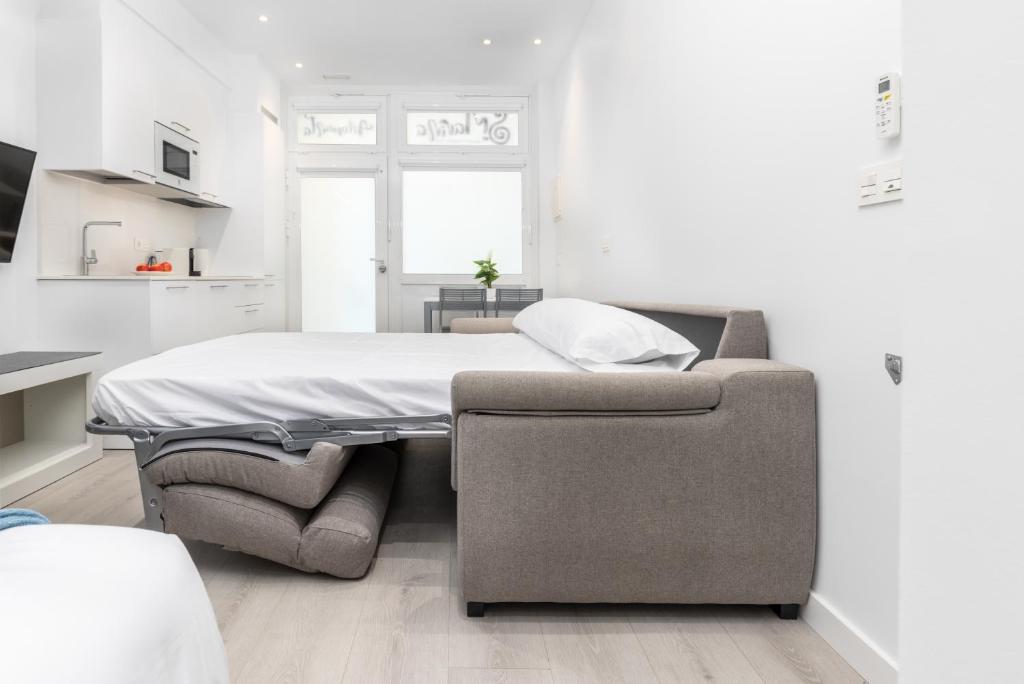 A bed or beds in a room at Santa Marina Apartamentuak Zarautz