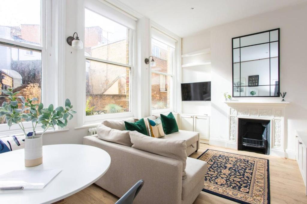 a living room with a couch and a table at Stylish Apartment in Central London - Farringdon in London