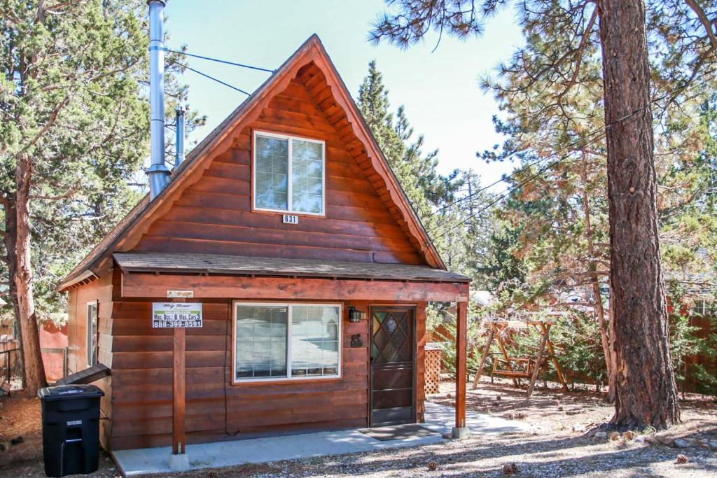 a small cabin in the middle of a forest at Palms To Pines-1877 by Big Bear Vacations in Sugarloaf