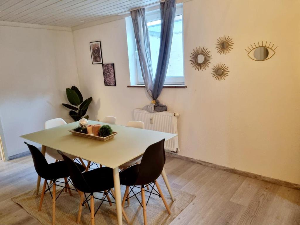 a dining room with a table and chairs at RELAX Wohnung Groß Rohrheim in Groß-Rohrheim