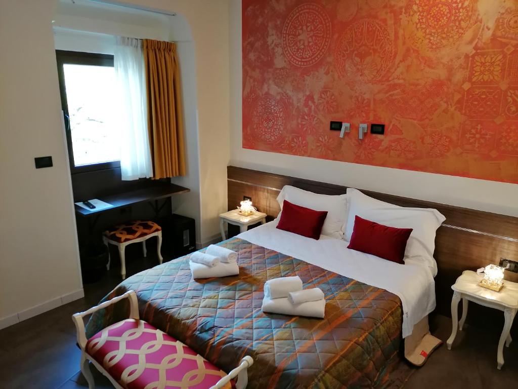 Un dormitorio con una cama grande con almohadas rojas. en Accomodation Verona - City Centre, en Verona