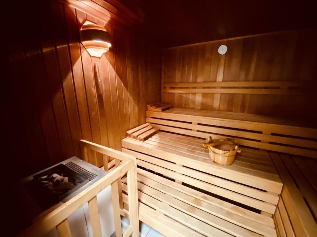 una sauna con 2 bancos en una sala de madera en Landhaus Immenbarg, Wellness, en Warnemünde