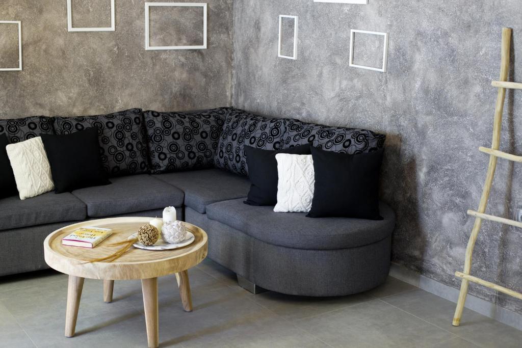 Posezení v ubytování PITHOS MODERN APARTMENTS