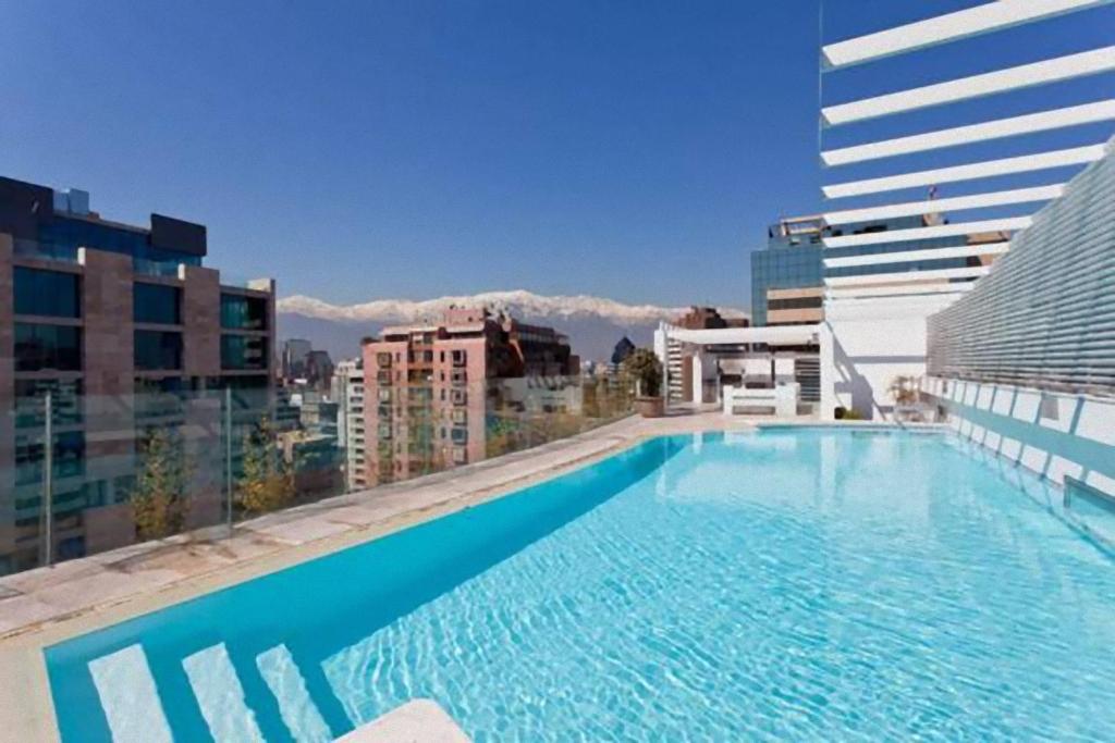 una gran piscina en la parte superior de un edificio en Departamentos Costa Nueva de Lyon, en Santiago