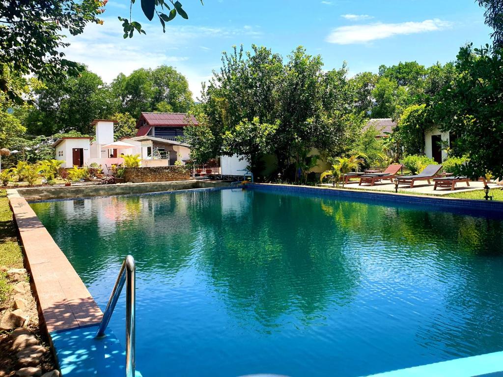 - une piscine en face d'une maison dans l'établissement Bohemiaz Resort and Spa Kampot, à Kampot