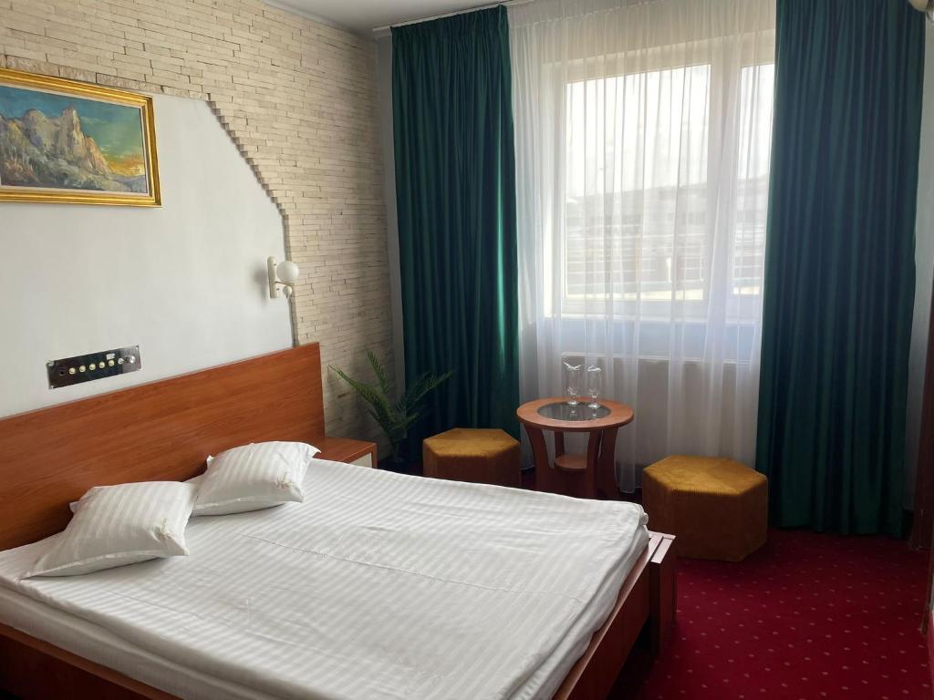 Un pat sau paturi într-o cameră la Hotel SunGarden Salin